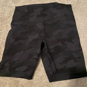 Lululemon align high-rise short 6”, black camo, size 10